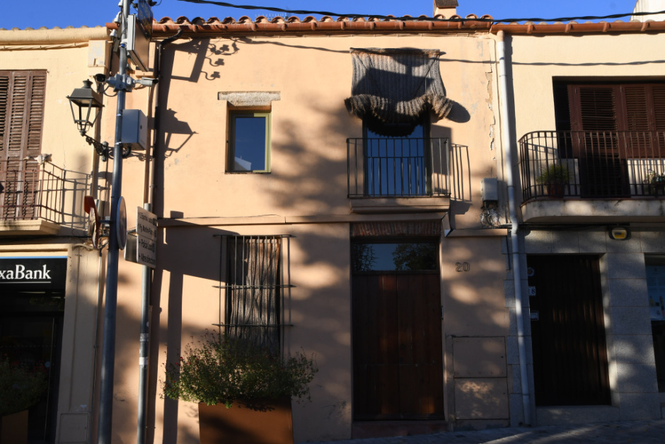 Imatge de detall d'alguna de les cases del carrer de Sant Antoni. 