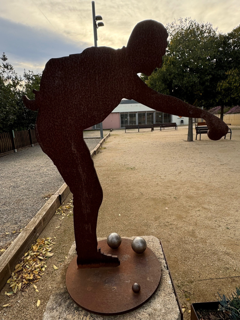 Monument a contrallum. Monument a la petanca. 