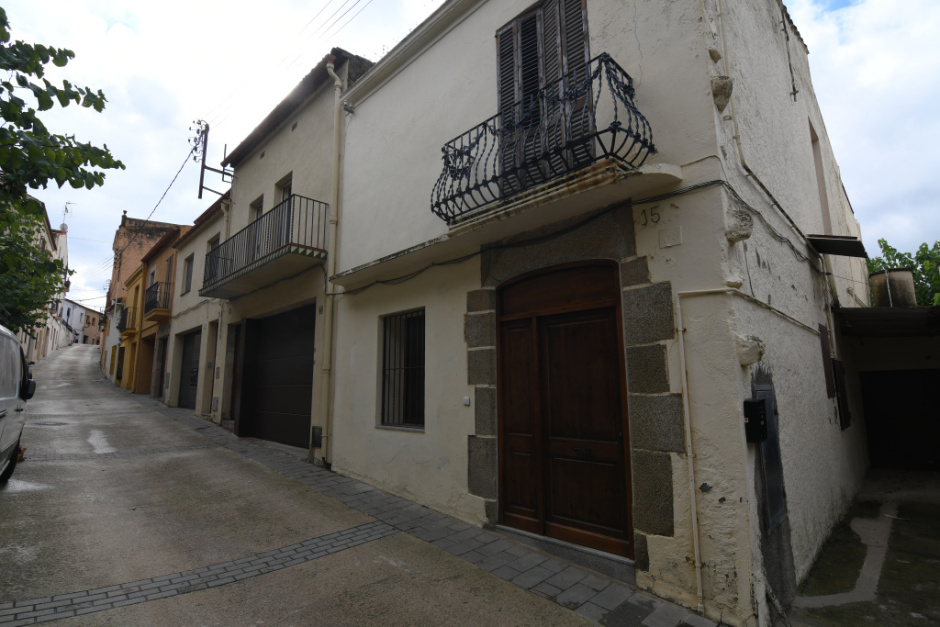 Detall d'una de les edificiacions. 