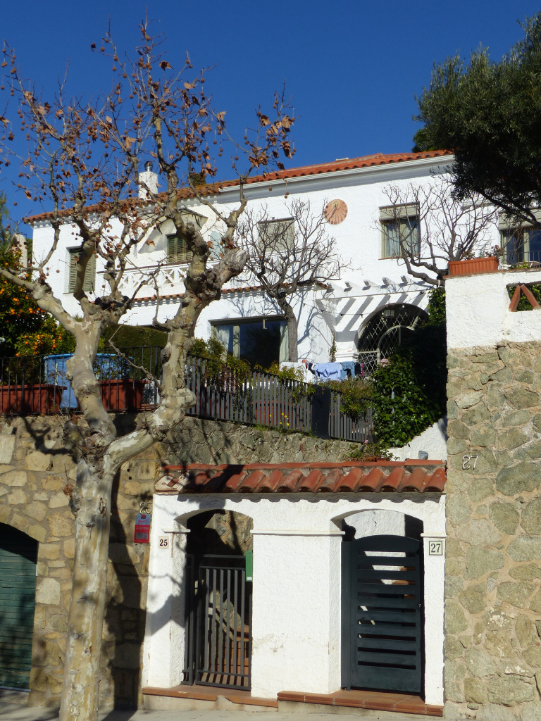 Vista general amb el rellotge de sol a la planta pis. 