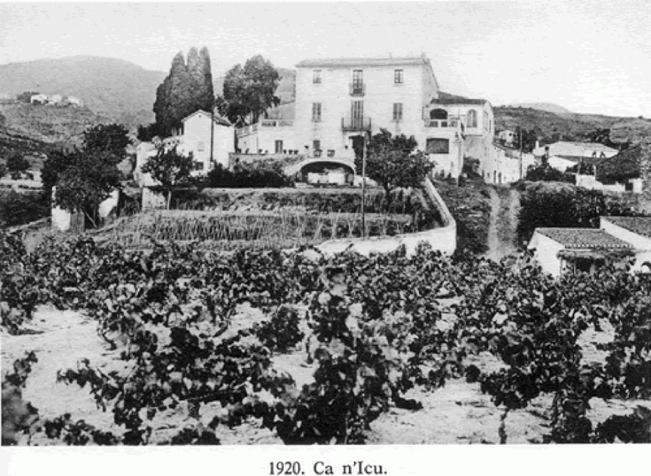 Imatge general de ca n'Icu amb l'hort i les vinyes a primer terme, "Fotografies d’ahir". Web de l’Ajuntament de Sant Vicenç de Montalt. 1920