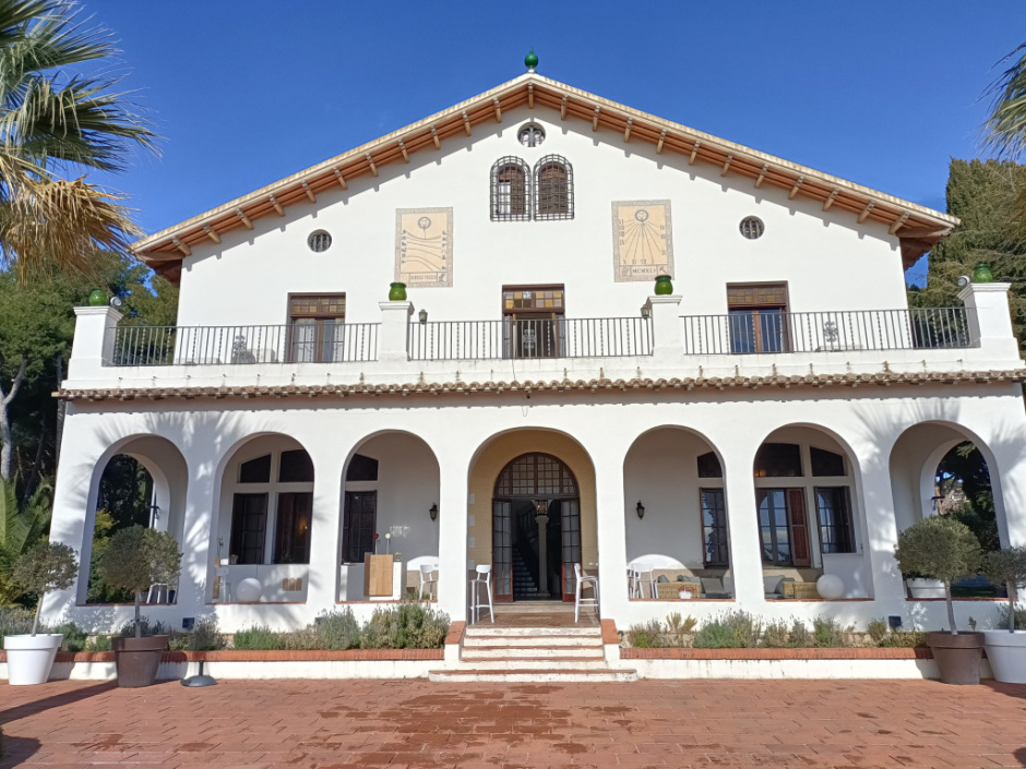 Vista general de can Marial amb la ubicació dels rellotges de sol. 