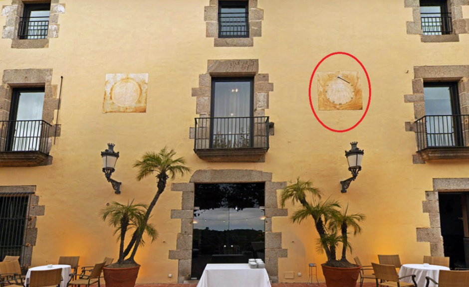 Rellotge de sol de Can Milans del Bosch 1. Detall extret de la fotografia cedida per Joan Buch Baqués. Fons Família Robert.