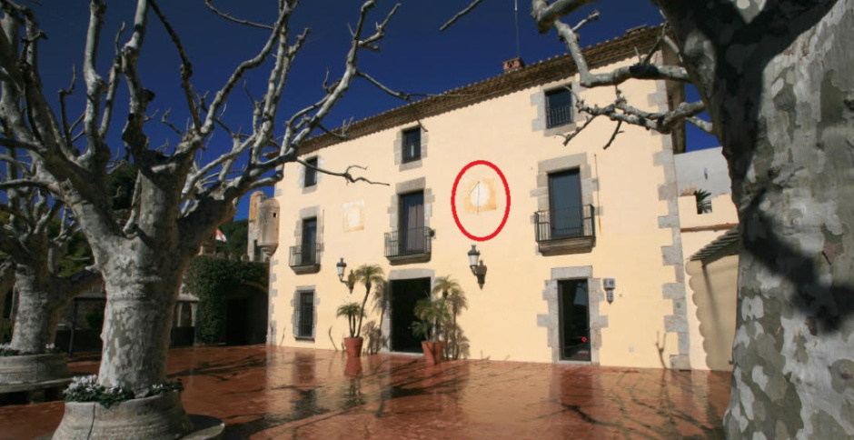 Rellotge de sol de Can Milans del Bosch, 1. Detall extret de la fotografia cedida per Joan Buch Baqués. Fons Família Robert.