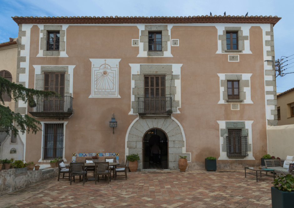 Façana principal de can Mora de Baix amb el rellotge de sol restaurat pels germans Alsina de Mataró. Autor de la fotografia, Joan Buch Baqués.