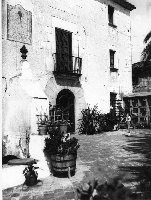 Façana de Can Mora de Baix amb el rellotge de sol. Autor de la fotografia: Josep Danès i Torras. Centre Excursionista de Catalunya. 1887
