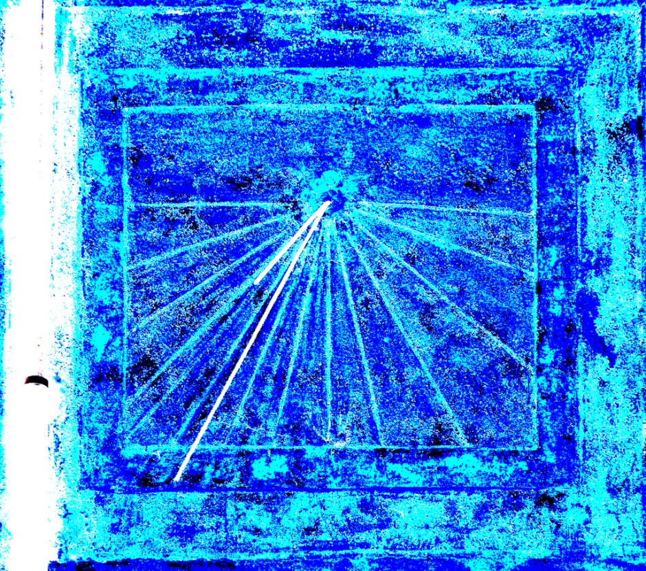 Rellotge de sol de can Rams abans de la seva restauració. Tractament de la imatge invertida i fotografia: Laura Bosch. 2024.