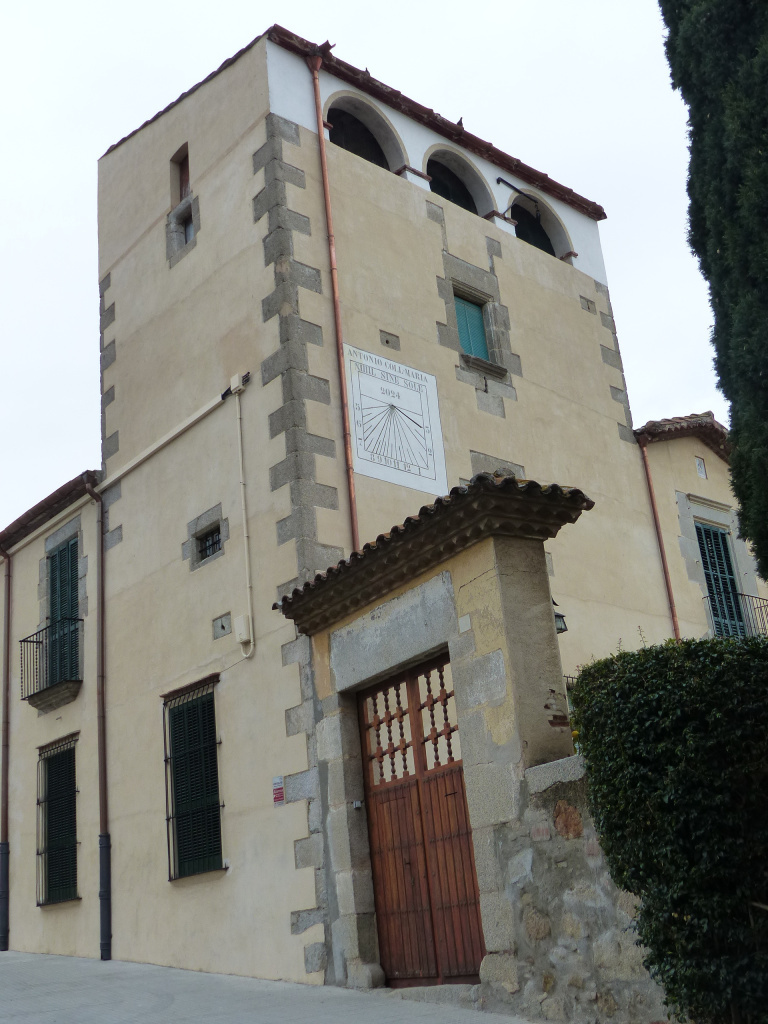 Vista general de la torre de can Rams després de la seva restauració amb el rellotge per sobre del barri. 