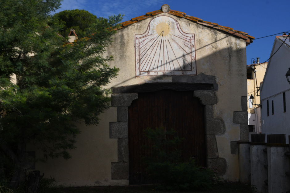 Rellotge de sol de can Sauri dessota el ràfec de la cotxera. 