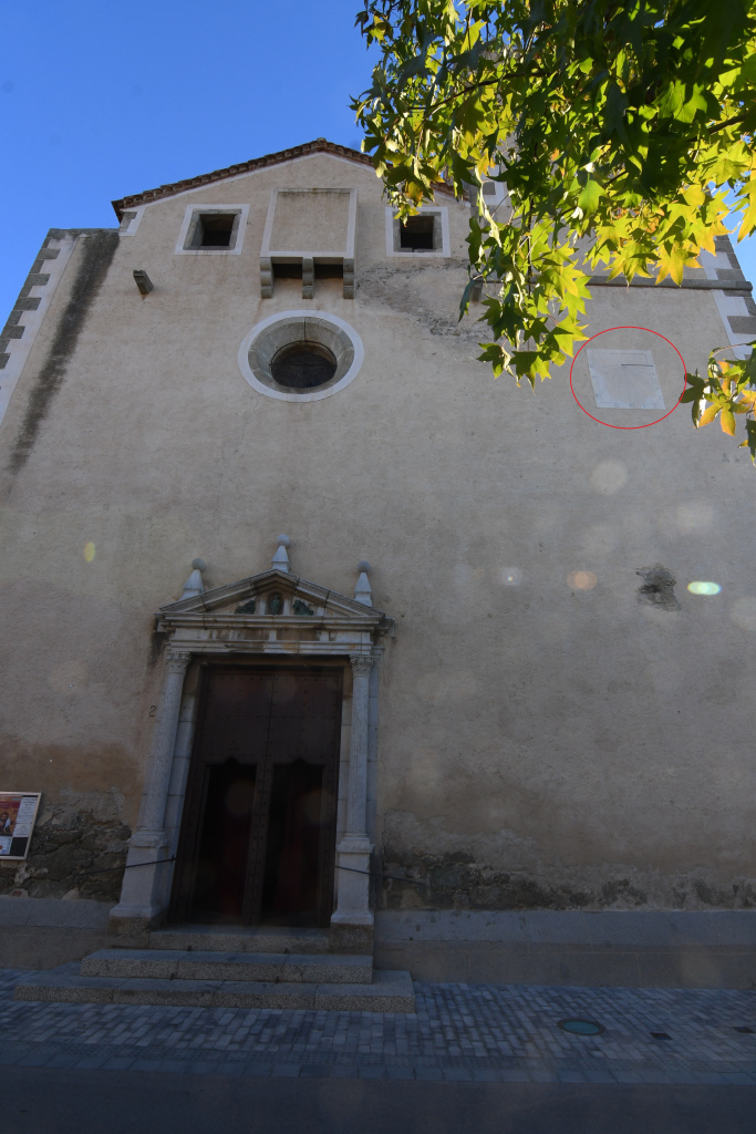 Detall del rellotge de sol a mà dreta de la façana de l'església, dessota la torre del campanar. 