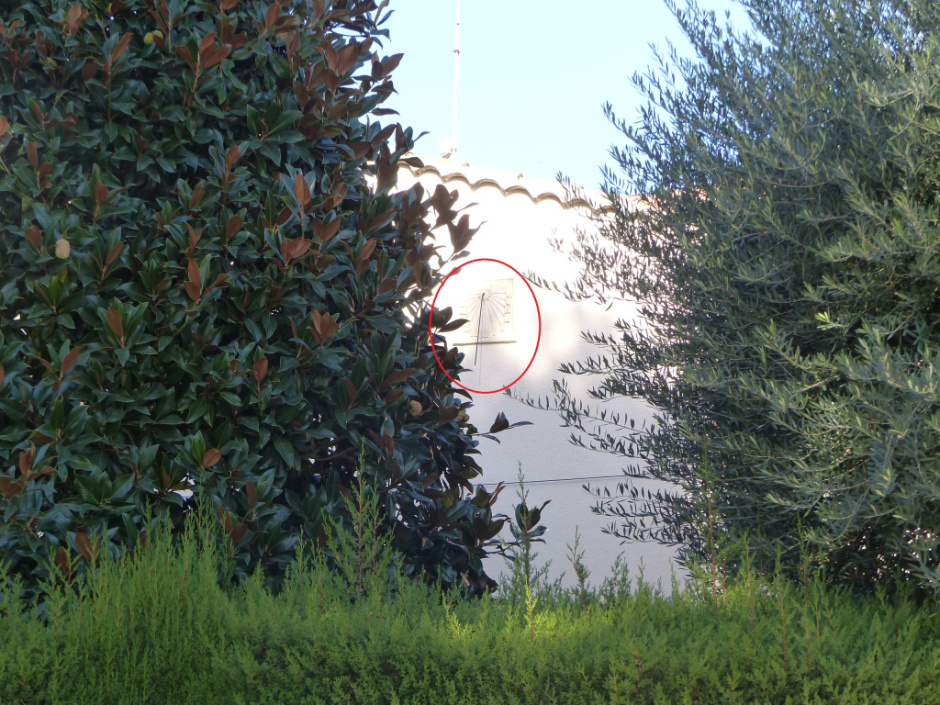 Detall des de l'exterior del carrer, de la ubicació del quadrant.