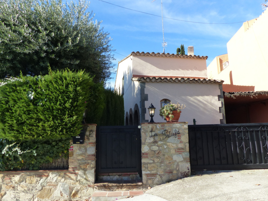 Vista lateral de La Patufa amb la vegetació arbòria que impedeix que el sol projecti l'ombra a través del gnòmon. 