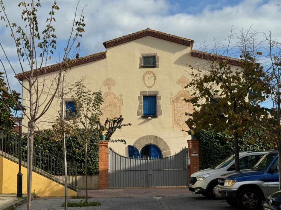 Vista general des de l'exterior, amb el rellotge de sol i esgrafiats laterals. 