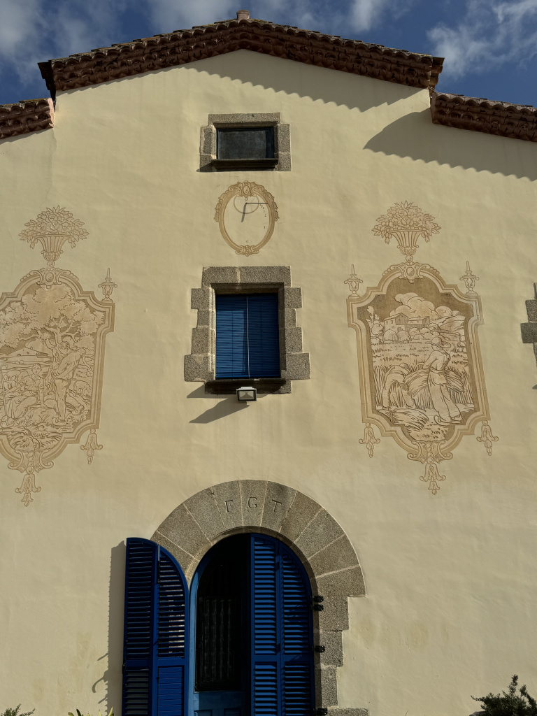 Detall de la façana amb els eixos de simetria decoratius. 