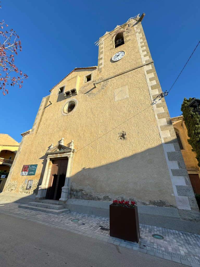 Vista general de la façana de l'església. 
