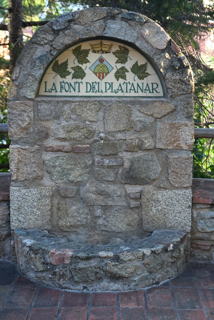 Detall de la font amb el capcer de rajola ceràmica. 