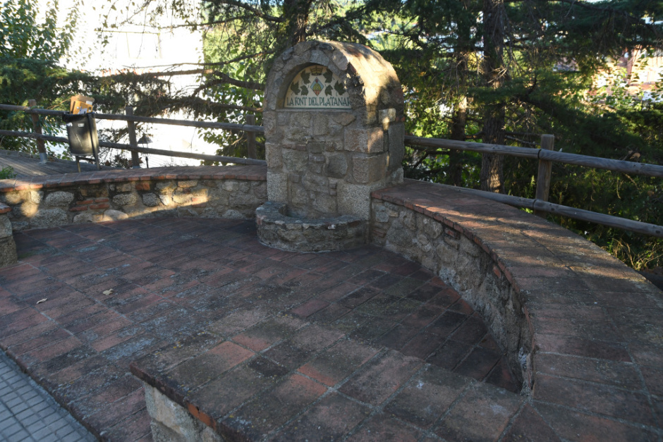 Vista general de l'espai on s'emmarca la font. 