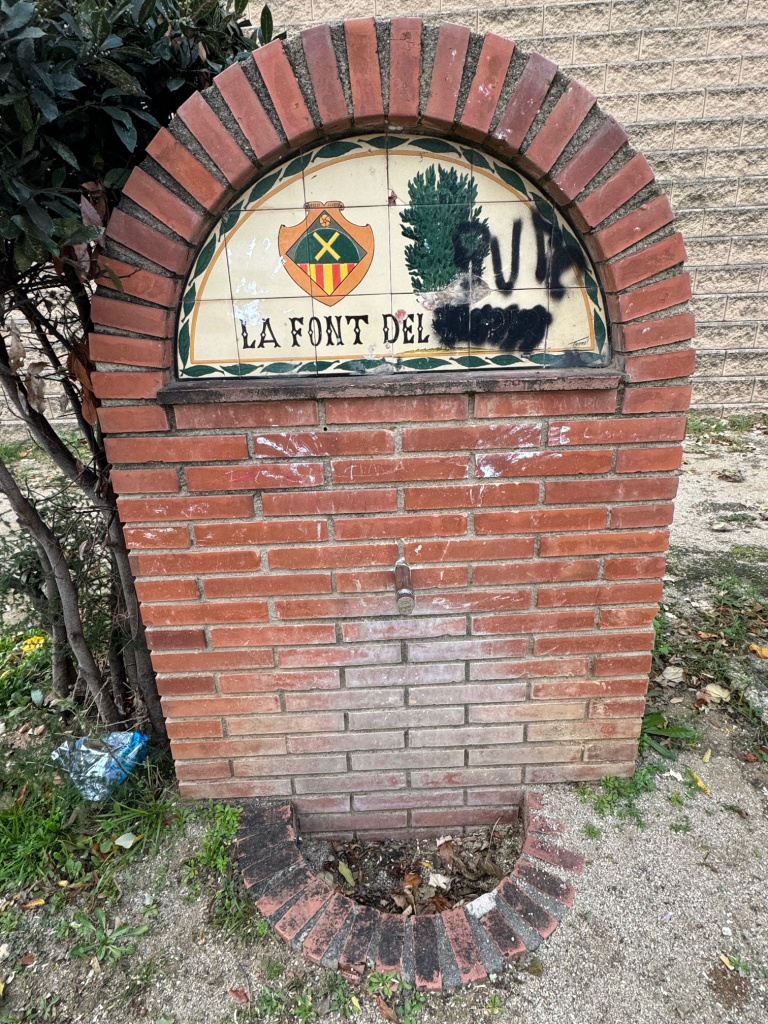 Detall del frontal de la font amb el plafó ceràmic. 