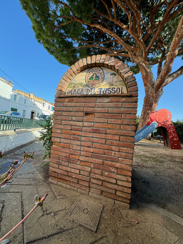 Detall de la part posterior de la font on s'hi llegeix, en un bonic plafó ceràmic: "Plaça del Tussol. Any 1988". 