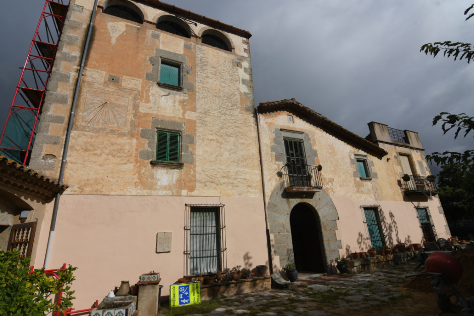 Vista general de can Rams amb la torre. 