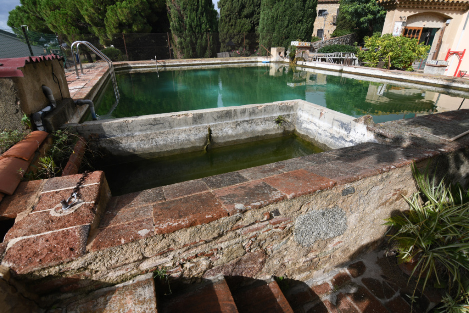 Vista general de la bassa amb safareig per a  rentar la roba i font. 