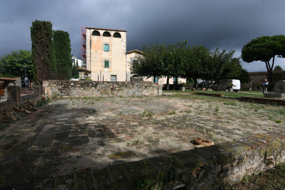 Era de batre, de can Rams amb la torre i la casa al fons. 