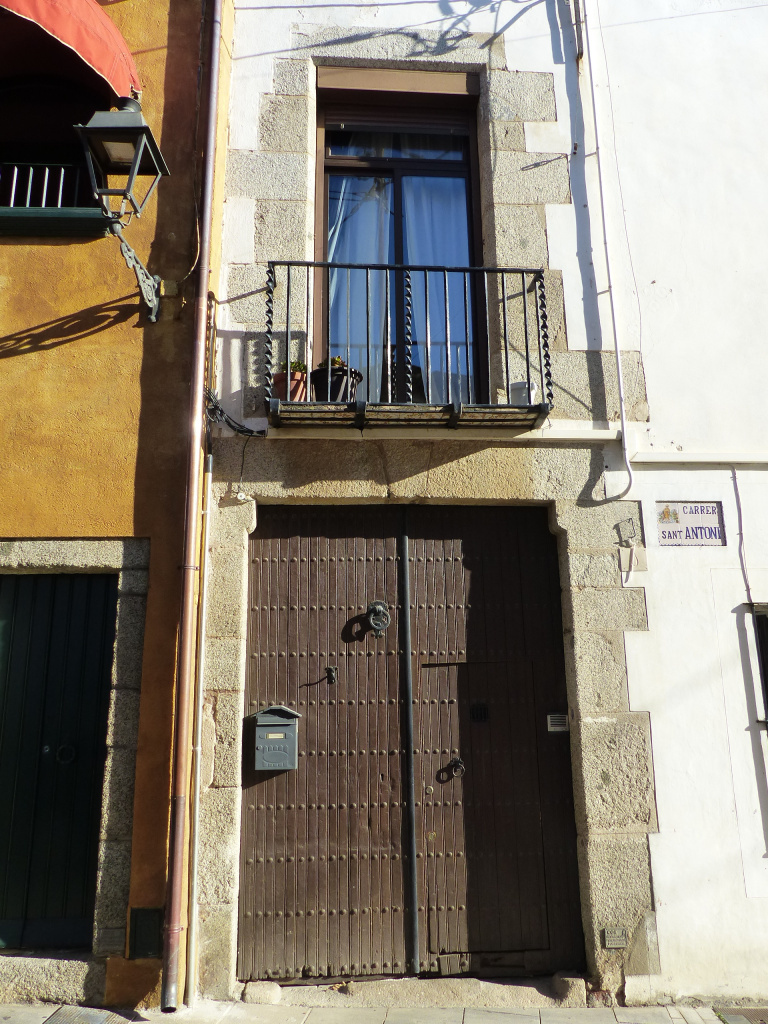 Façana principal d'una de les cases del carrer de Sant Antoni núms. 1 i 3. 