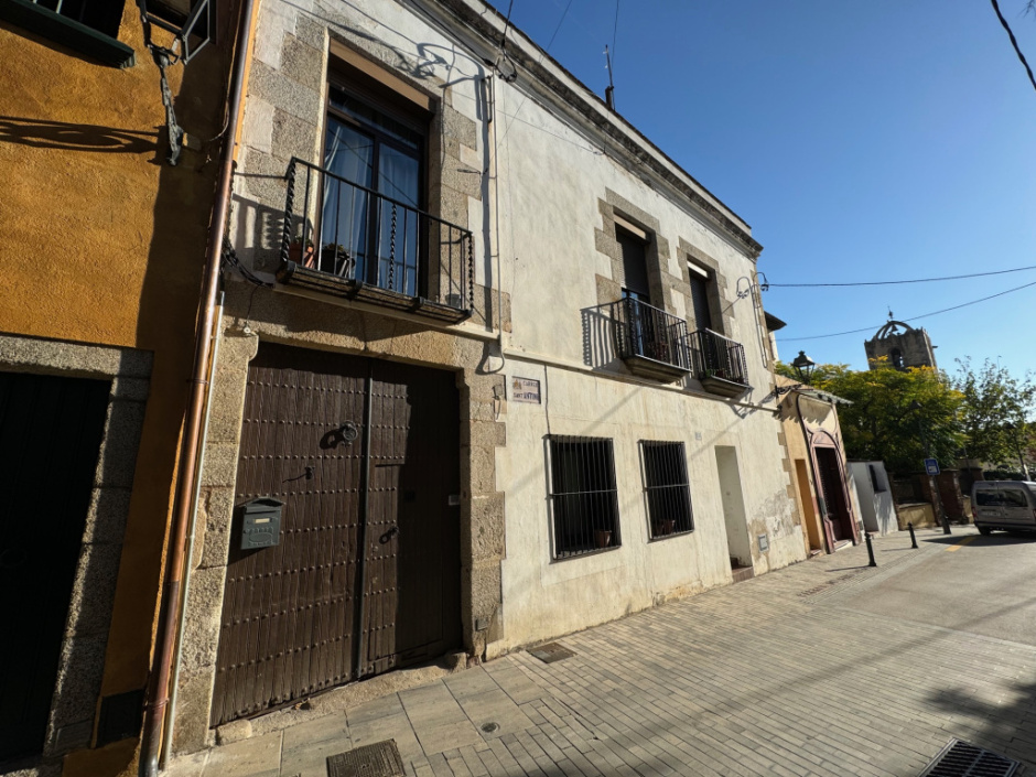 Vista general de les cases del carrer de Sant Antoni núms. 1 i 3. 