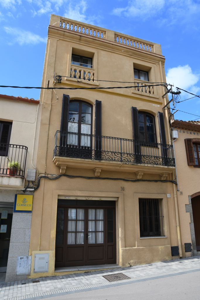 Vista de la façana principal de la casa del carrer de Sant Antoni, núm. 16. 