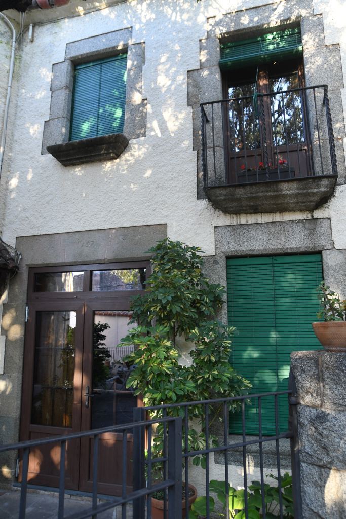 Vista general. Cases de la Plaça del Poble, núms. 2, 3 i 4. 