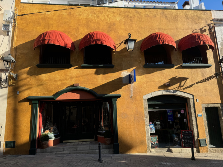 Vista de la façana principal de la casa de la Plaça del Poble, núm. 8-9. 