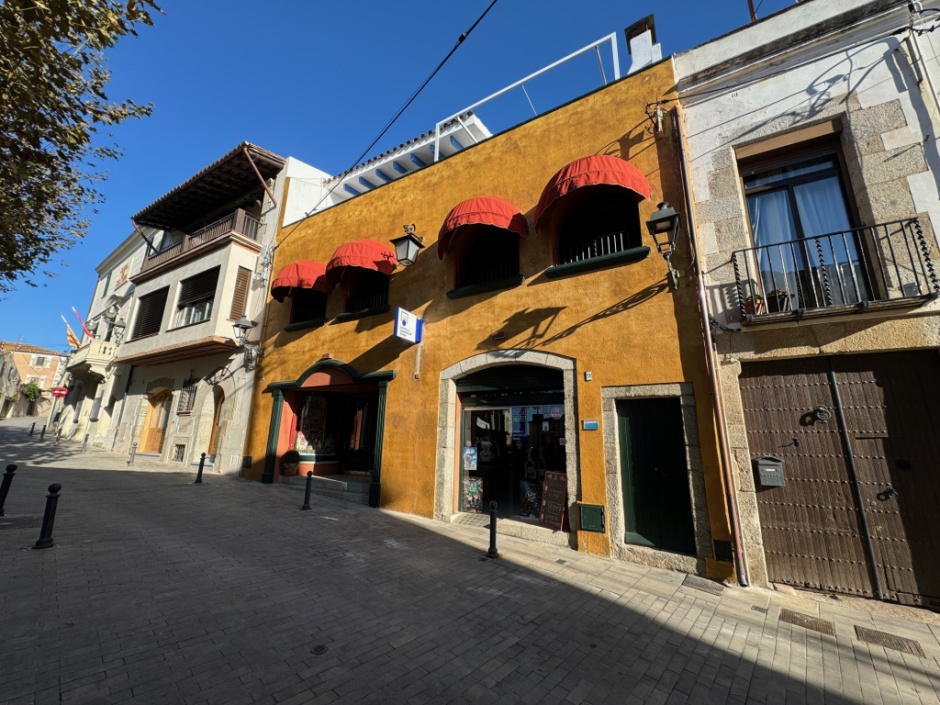 Vista general de la façana principal de la casa de la Plaça del Poble, núm. 8-9. 