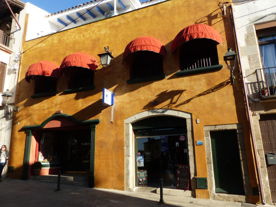 Vista general de la façana principal de la casa de la Plaça del Poble, núm. 8-9. 