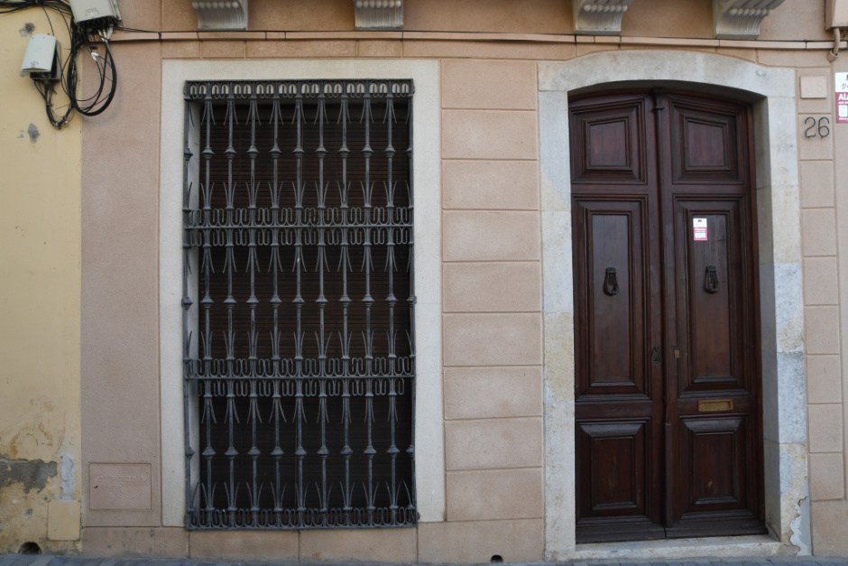 Detall de la reixa de la finestra i el portal de la planta baixa. 