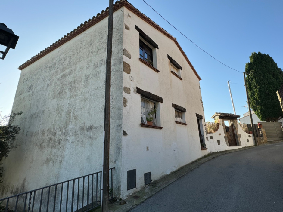 Can Passet. Vista general de la façana de tramuntana i de ponent. 