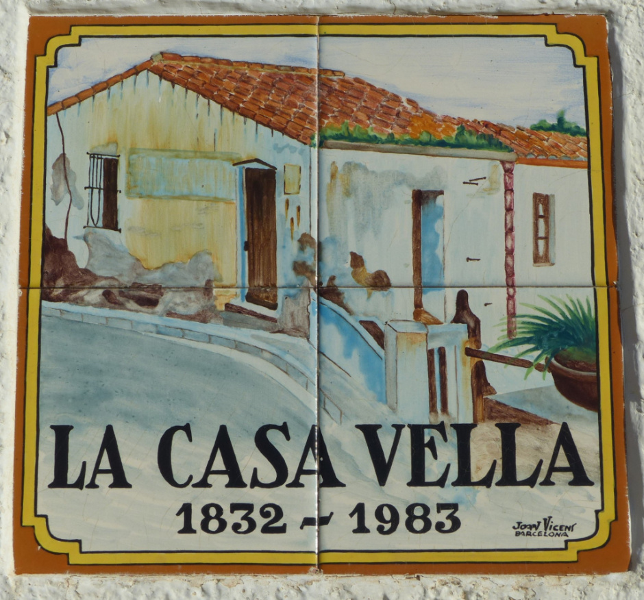 Plafó ceràmic situat a la façana principal amb una imatge del que havia estat la casa originàriament. Plafó realitzat per Joan Vicens (Barcelona).