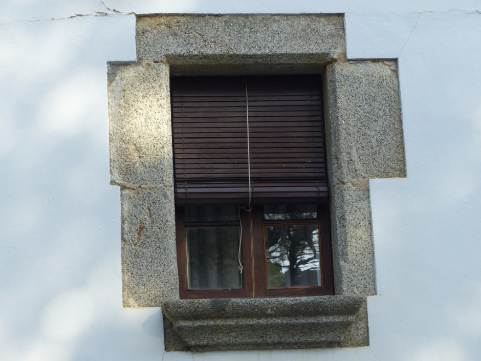 Detall de la finestra amb l'ampit motllurat. 