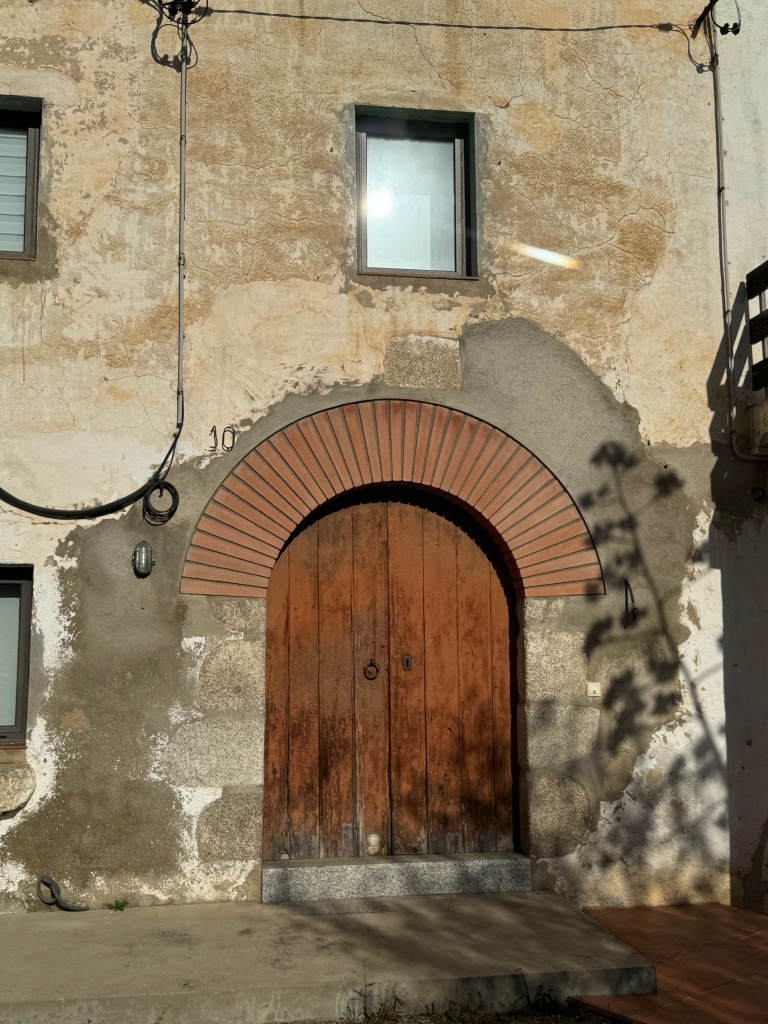Casa de la Baixada de l'Avi, núm. 10. Detall del portal. 