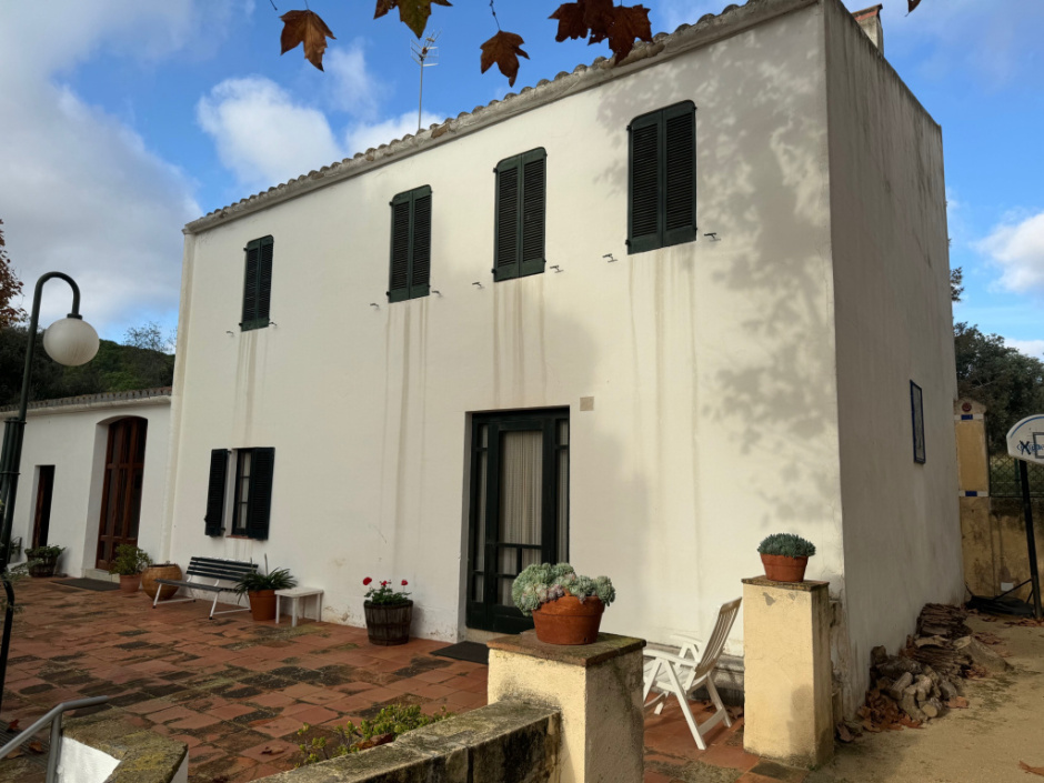 Can Mir. Vista general des de l'angle sud-oriental. 