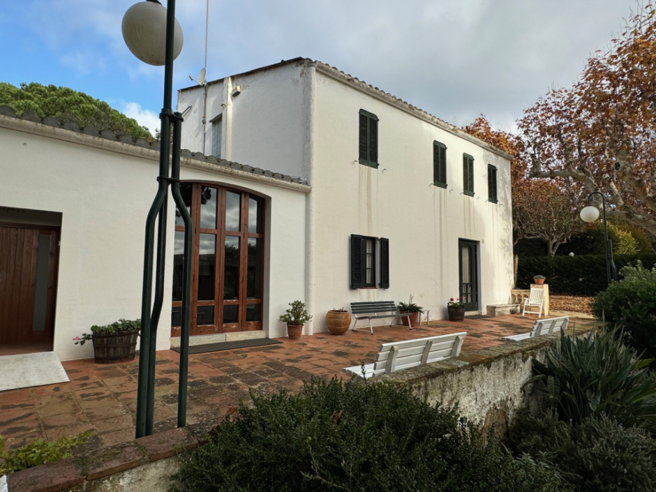 Can Mir. Vista general des de l'angle sud-occidental. 