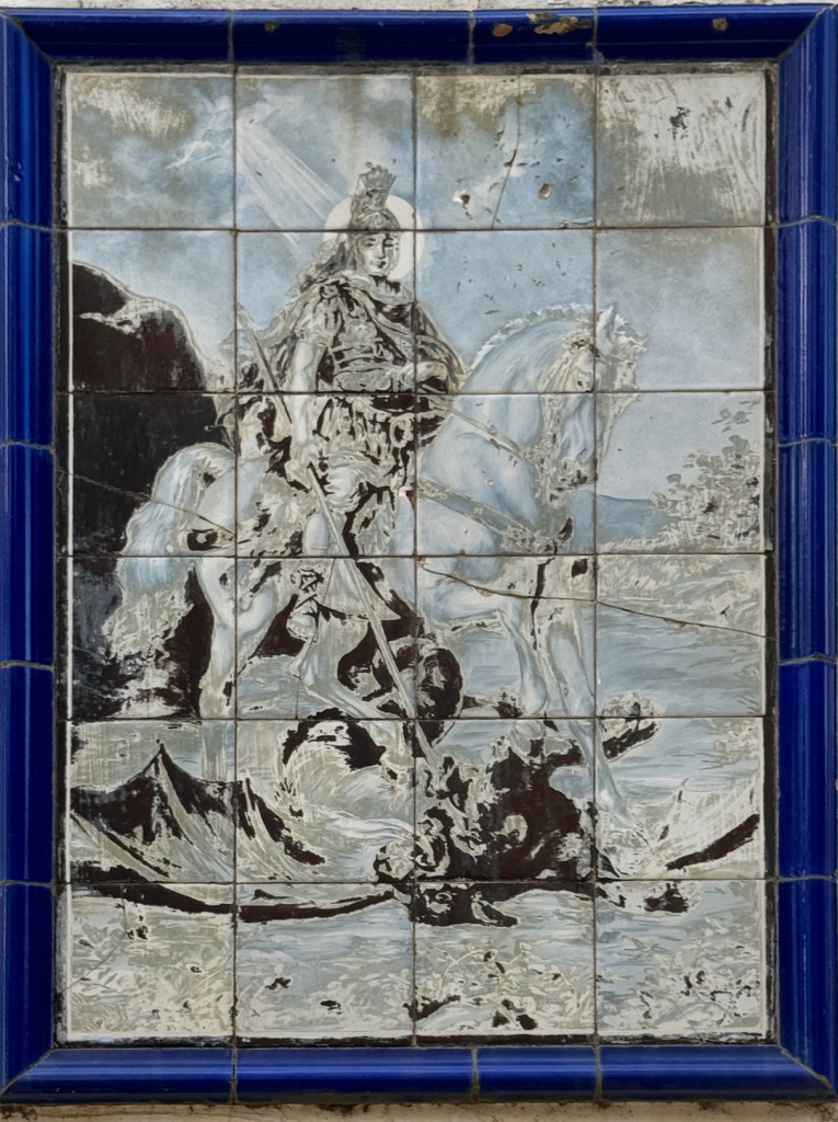 Detall del plafó ceràmic de Sant Jordi. 