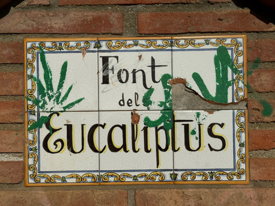Font de l'Eucaliptus. Plafó ceràmic amb el nom de la font. 