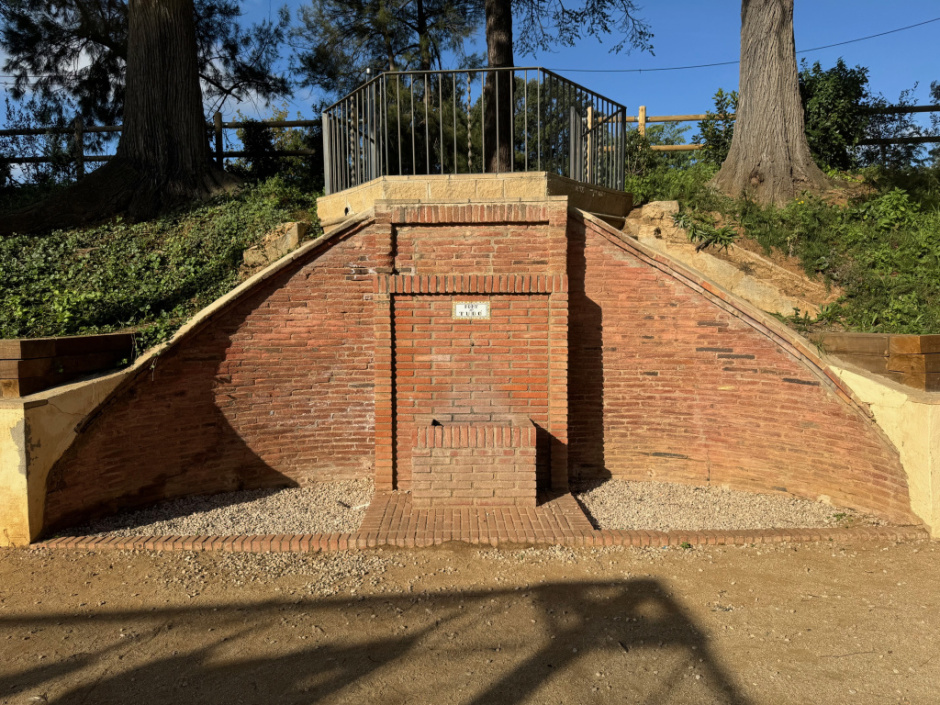 Font del Tudó. Detalls arquitectònics. 