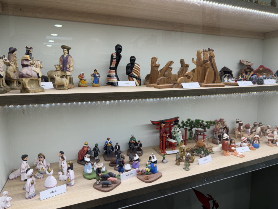 Vitrina dedicada a pessebres internacionals.