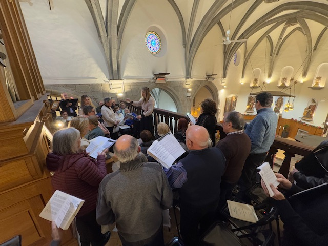 Orfeó parroquial durant l'Ofici. Fotografia: Jordi Montlló. 2025.