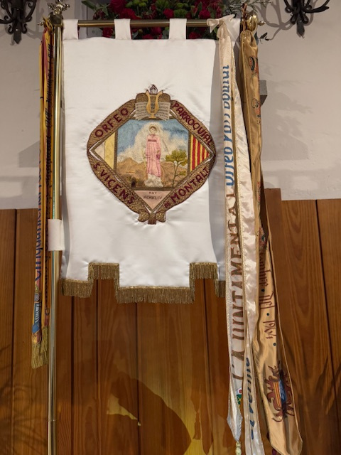 Penó amb les banderoles commemoratives de l'Orfeó parroquial. 