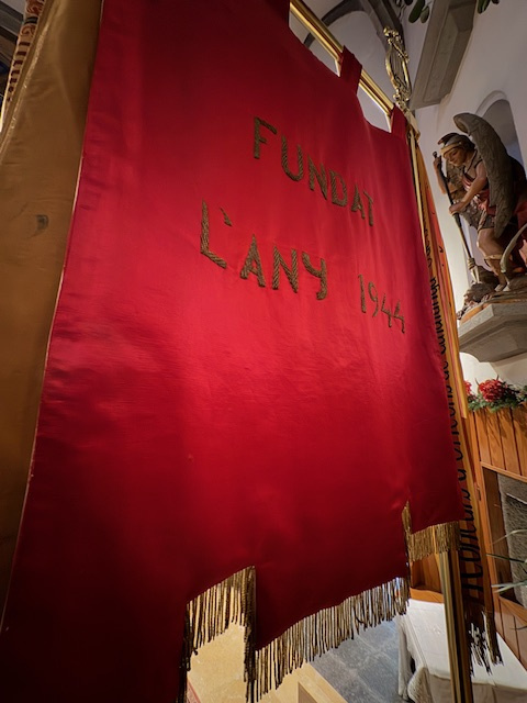 Detall d'un estendard amb l'any de fundació. 