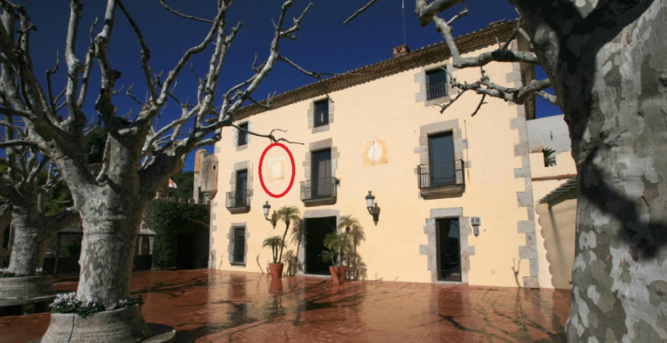 Rellotge de sol de Can Milans del Bosch 1. Detall extret de la fotografia cedida per Joan Buch Baqués. Fons Família Robert.