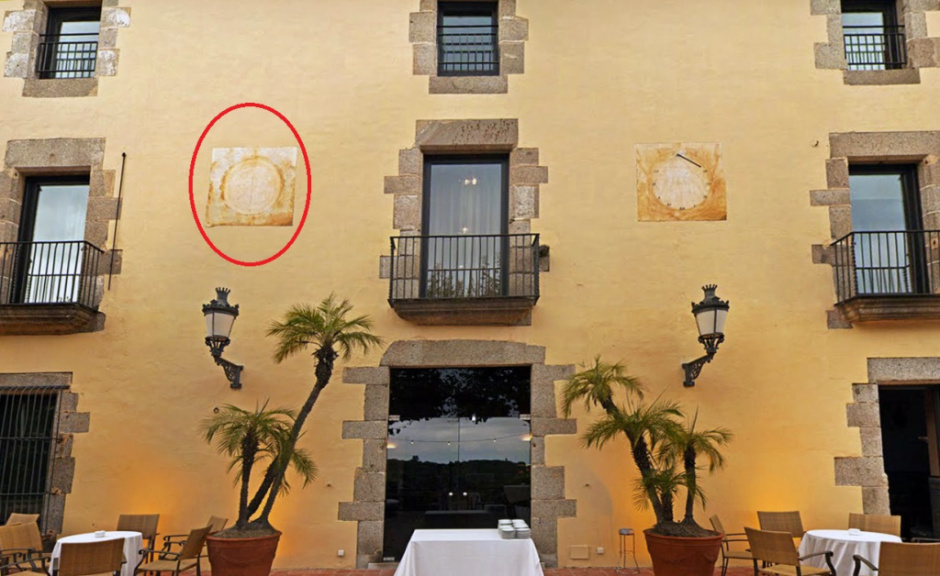 Rellotge de sol de Can Milans del Bosch 1. Detall extret de la fotografia cedida per Joan Buch Baqués. Fons Família Robert.