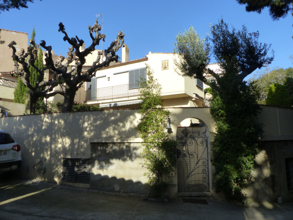 Vista general i ubicació del rellotge de sol de Cal Pastor de l'Era.